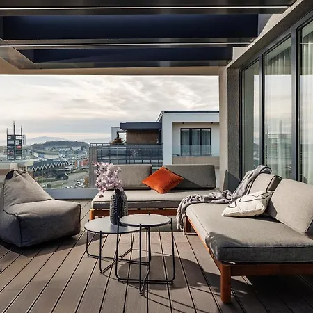 Mandala Designer With Free Private Parking, Near Mall Coresi דירה בראשוב