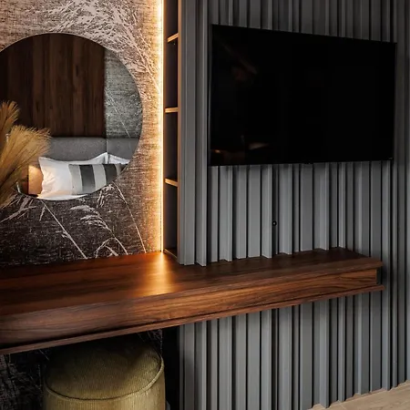 Mandala Designer With Free Private Parking, Near Mall Coresi Apartment