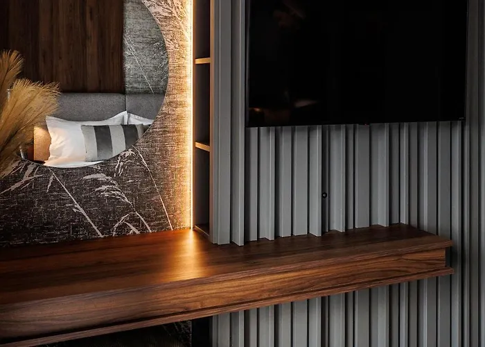 Mandala Designer With Free Private Parking, Near Mall Coresi Apartment