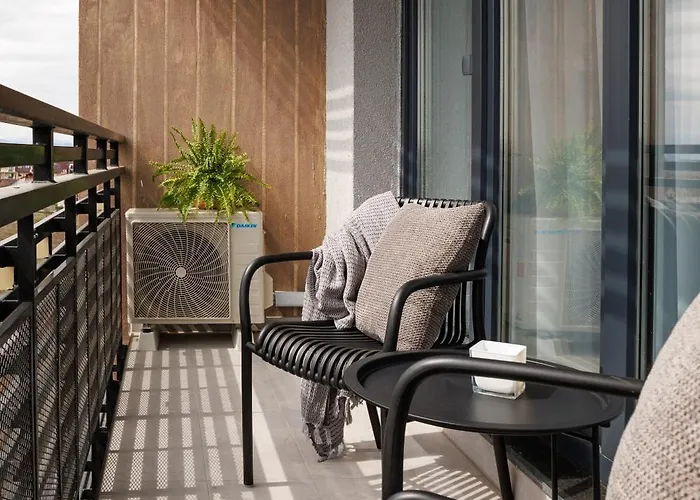 Mandala Designer With Free Private Parking, Near Mall Coresi Apartment