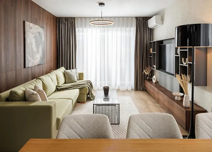 Mandala Designer With Free Private Parking, Near Mall Coresi Apartment *